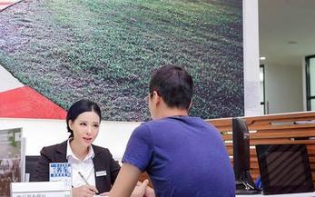 爱丝写真配上灰色玻璃丝，竟让人有些“想深入探讨”的冲动。