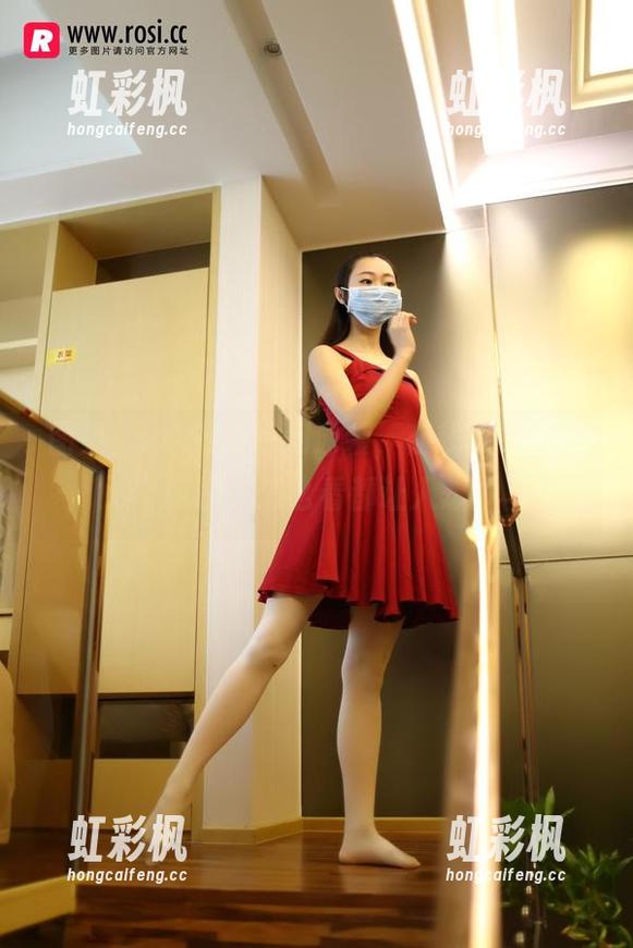 图集：ROSI的专用泳装，在线解锁“微妙”氛围，怎么看都让人想多。
