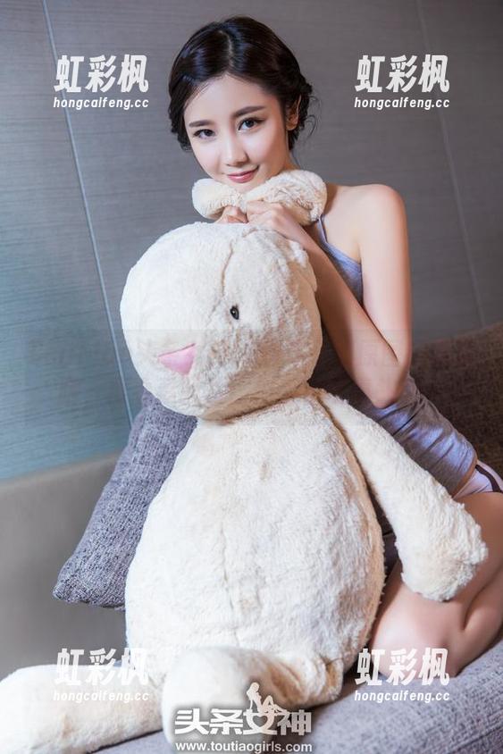 TouTiao头条女神 - 穆菲菲的原图夜店美腿，再看看照片，似乎自带镜头感。