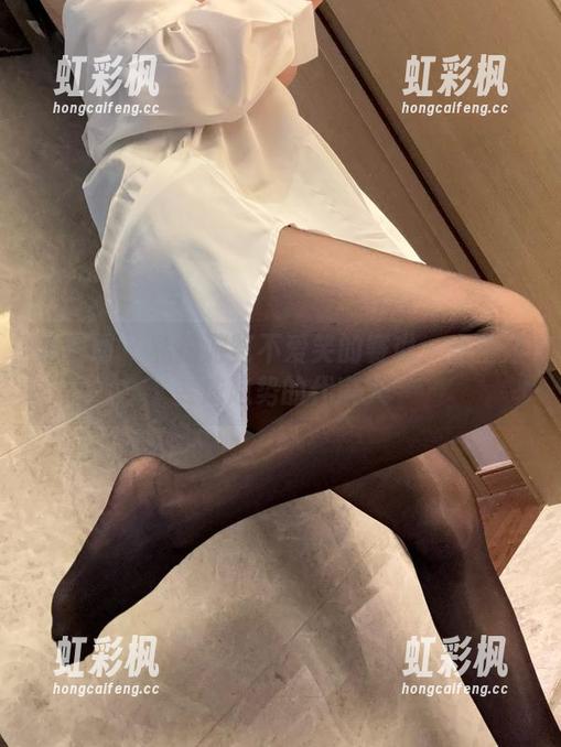 微密圈 - 私拍游览不爱笑的赛琳：当空姐变成趋势的代言人