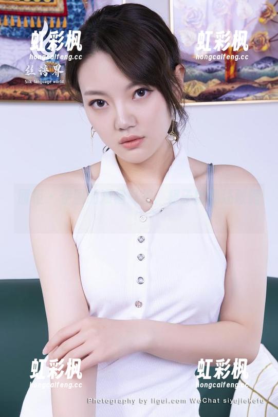 丽柜-伊园 丽柜 - 伊园的短裙私拍:裙子比我还敢露!
