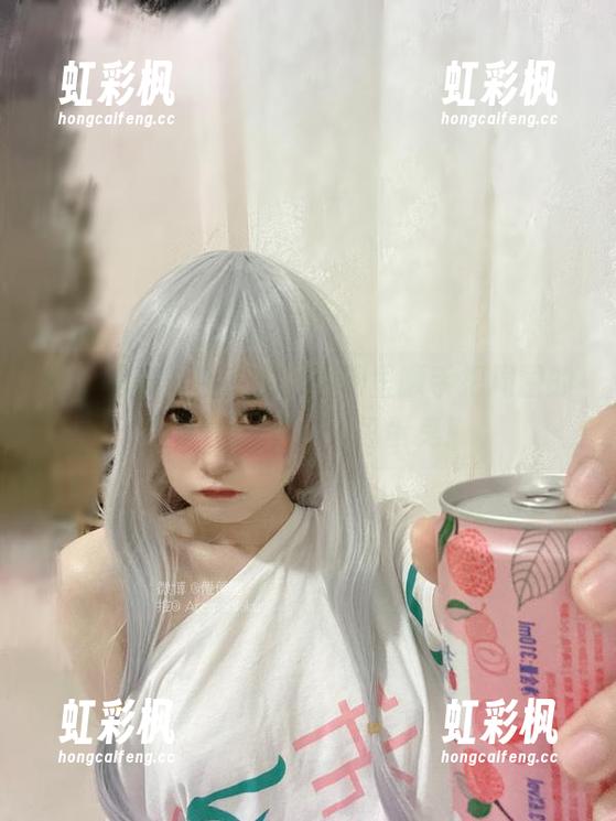 倦倦喵穿着白睡衣，图册里顺手把周围的猫咪们都变成了捣蛋鬼！