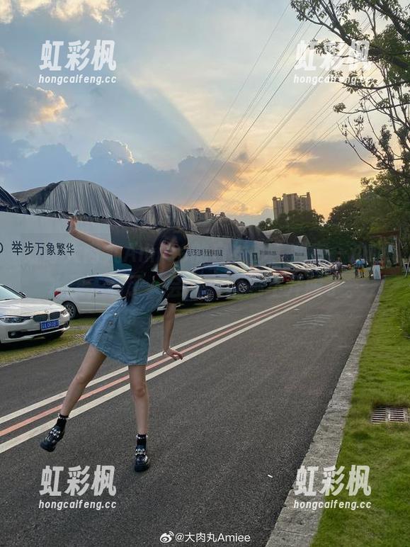 大肉丸Amiee 好奇大肉丸Amiee的白衬衫,我在一边啃水果,看了一会儿,就挪不开眼了。
