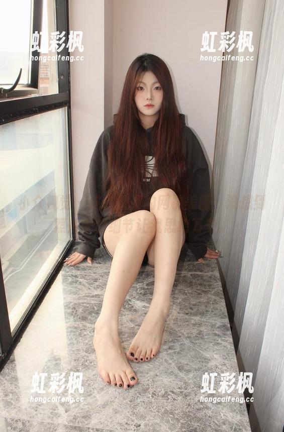 小众视觉 - 这是灵灵的网袜美图，没想到照片中的细节让我思绪万千。