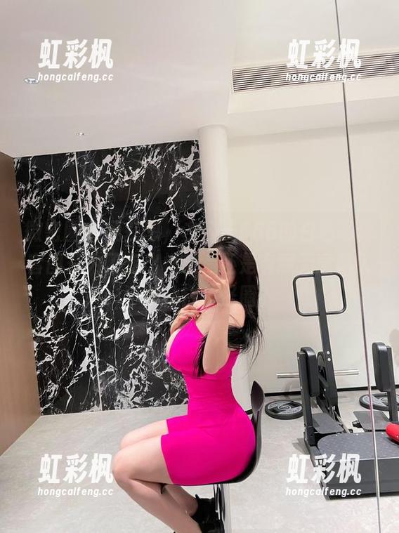 微密圈 - 我在想，左公子666的白色写真套图是为了走出框架，还是有意无意陷入了某种白色怪圈？