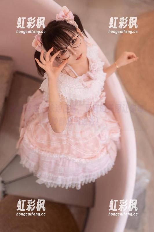 幼水铃衣 幼水铃衣的泳池日常,更新的美图让你每秒都想跳进去!
