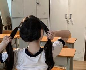 是你的阿薰呀的水手服,原图里的每一寸都不乏趣味。