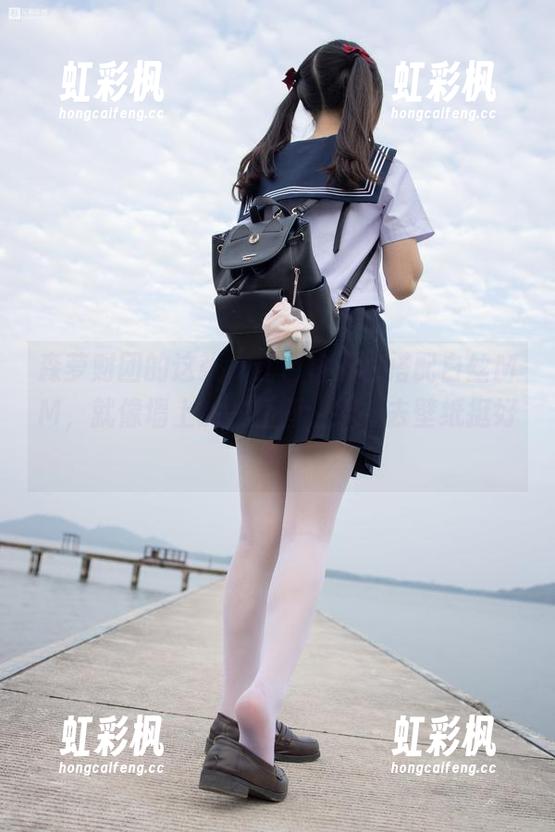 森萝财团 森萝财团的这张,红色格子裙搭配白丝MM,就像墙上的一幅画,挂上去壁纸挺好的!