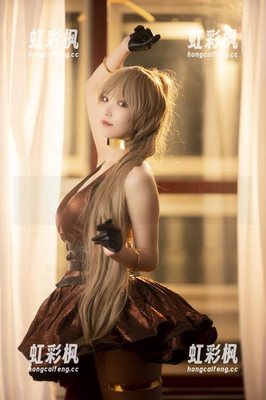为什么汪知子的白色定制写真会让我想到海边的风？