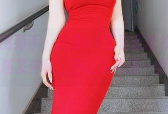 精选套图到手,白银81在碧蓝航线的㭴野中越发神秘,真让人眼前一亮!