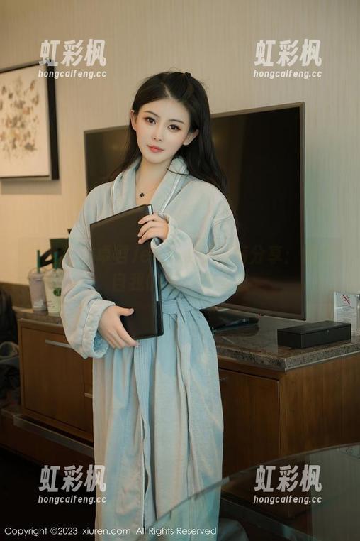 秀人网-卓君Jeanes 秀人网 - 卓君Jeanes的短裤分享:放飞自我的另一种姿态