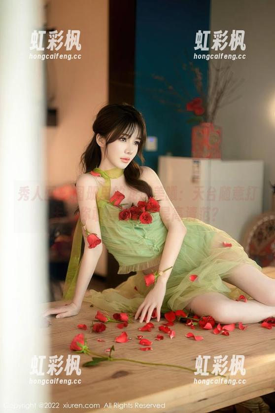 秀人网 - 图册里的龙泽美曦：天台随意打卡，你敢信这也能是高清范？