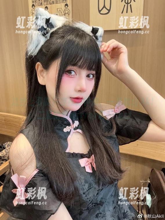 这世上可能只存在两种美，一是秋山AkI，二是她的mirror彩云cos！