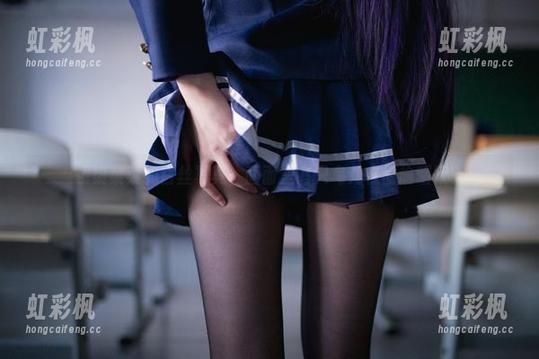 翎柒菜菜的白丝写真，画面里有只鸟儿在偷偷唱歌？