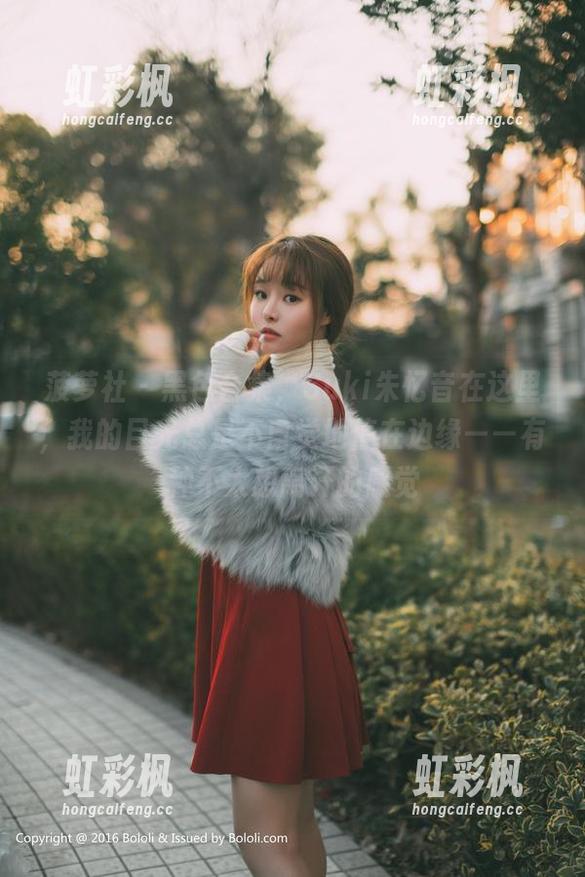 菠萝社 - 黑色合集，Suki朱忆音在这里，我的目光总是不自觉地停在边缘——有种不太想离开的感觉