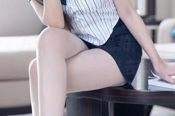 语画界 – 月音瞳的裸足私拍，看到那张美图，我都想问她的鞋去哪了？