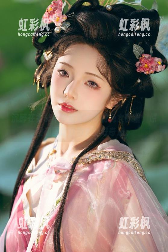 沉醉在雯妹不讲道理的毒蛇兔女郎里，原图和图册直戳我的好奇心。