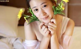 青豆客 – 最新白裙套图,谭晓彤一如既往的可爱?