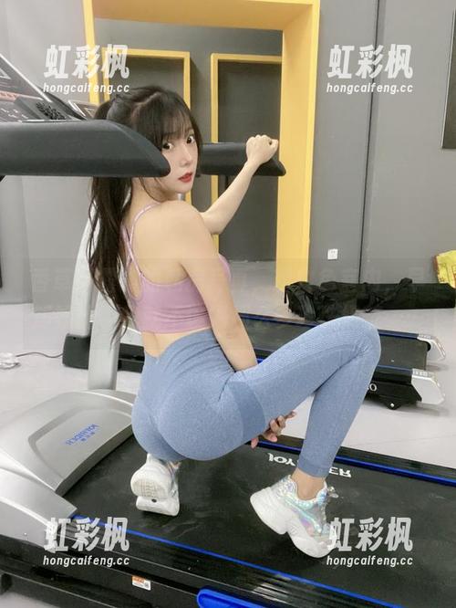 香草喵露露 香草喵露露的私房写真,粉白色室内,早知如此,我就不该喝那么多珍珠奶茶……