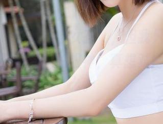 魅妍社 – 作品叫“女孩”，但我只注意到穆菲菲那双温柔的眼神，真想对她说点什么。