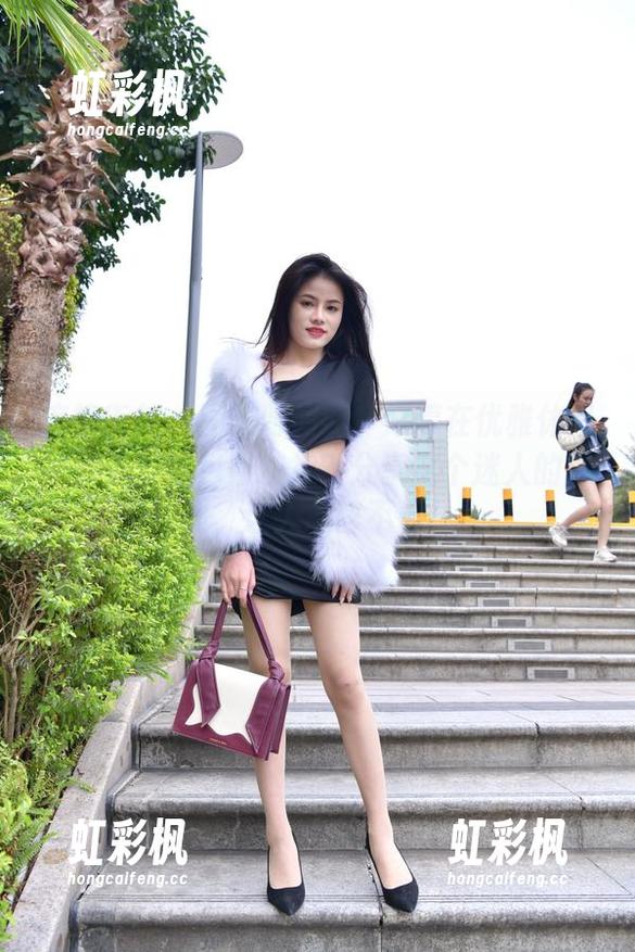 魔镜街拍-婷婷 魔镜街拍 - 图集时间到!婷婷在优雅休闲中如何驾驭包臀灰裙?分享这个迷人的时刻,让人心醉不已!