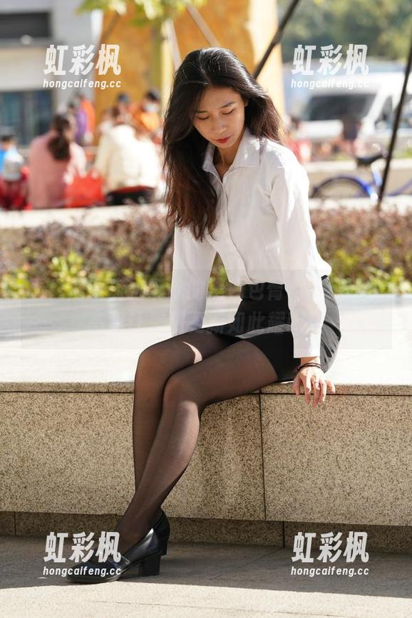 魔镜街拍 看!魔镜街拍带来的黑色包臀裙,细跟小高跟让美图更新如此耀眼。