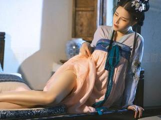 睡衣加持,鹿八岁baby美图抢镜,来一场‘卧室时装秀’!